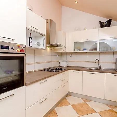 Royal Gostinjska kuća 3*